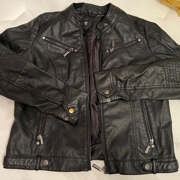 Women’s black moto type jacket. Double lined. Working zipper pockets - Picture 8 of 10